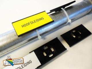 Kunststof houder (klikhouder 100x50mm) voor tiewrapverbinding van pijp of buis.